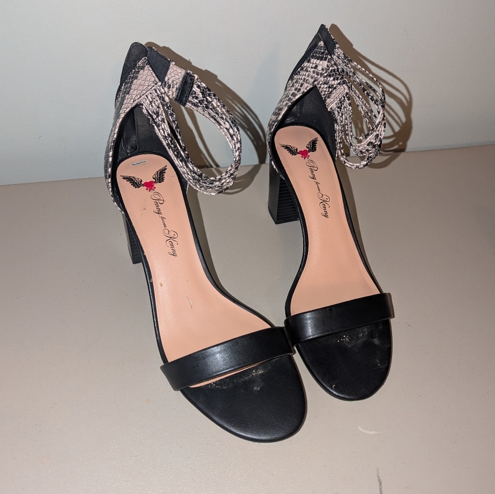 Chic Black and Patterned Heels sandal